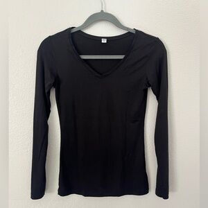 Uniqlo Heat Tech Long Sleeve T-Shirt Black V-Neck Thin Base Layer Size XS